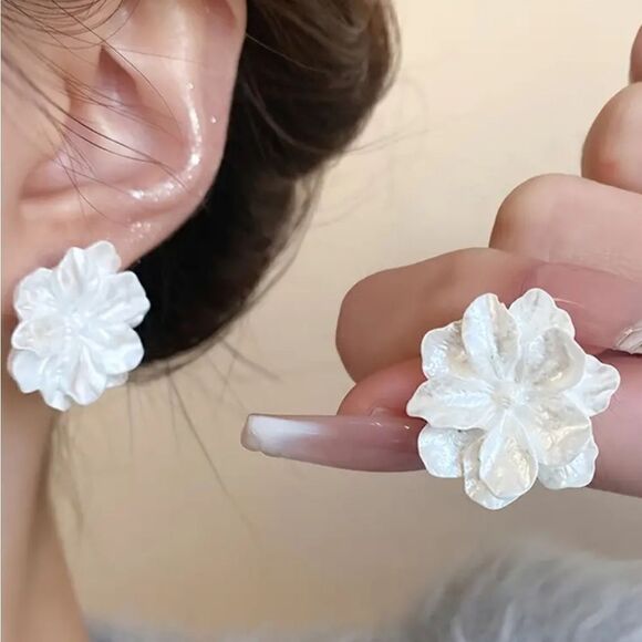 White Flower Stud Earrings Timeless Simple Style Ear Piercing Jewelry - Picture 3 of 7